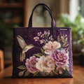 Bolso artesanal acolchado morado con colibríes y orquídeas